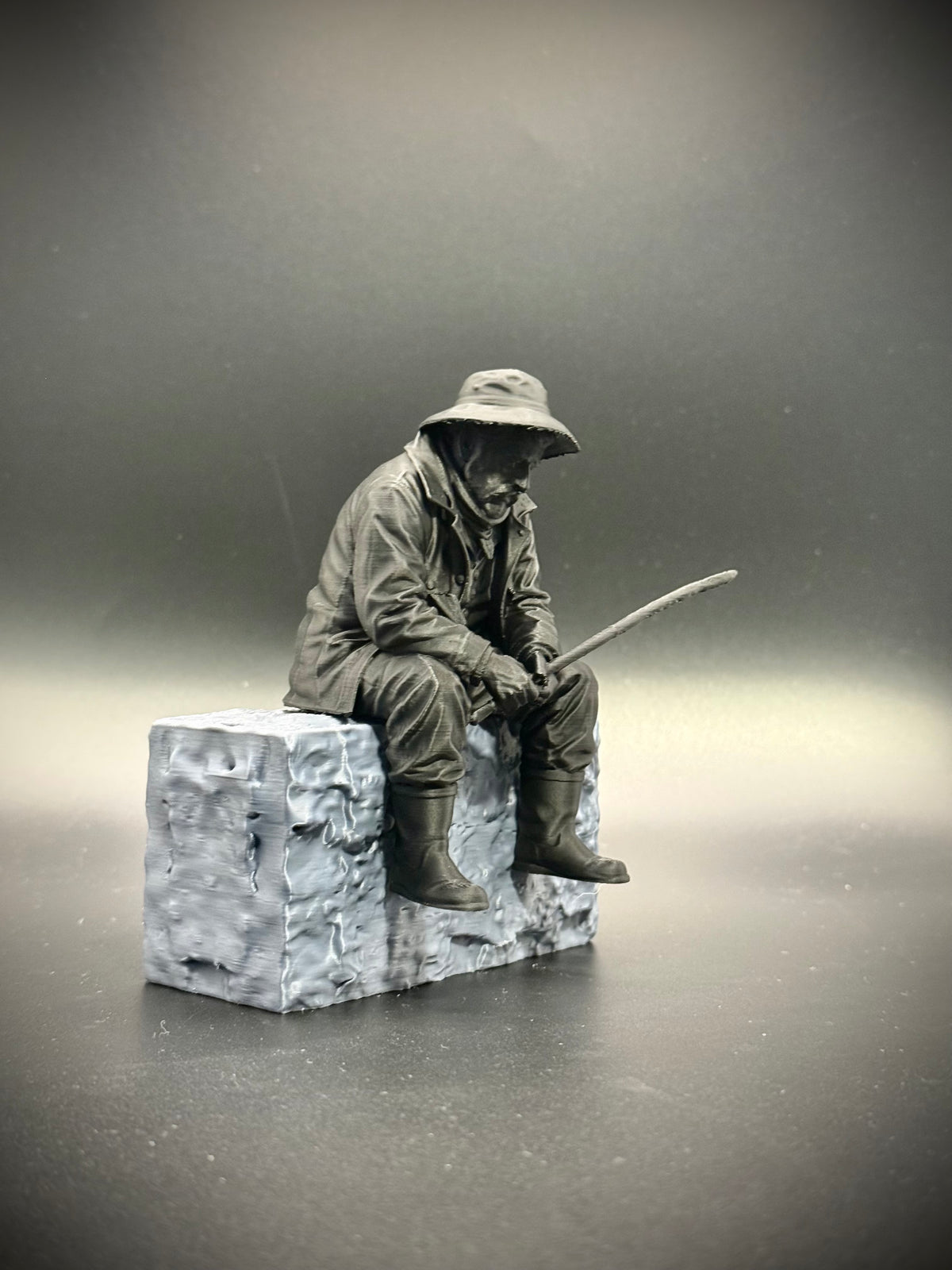 Figur Angler traurig Kantenhocker