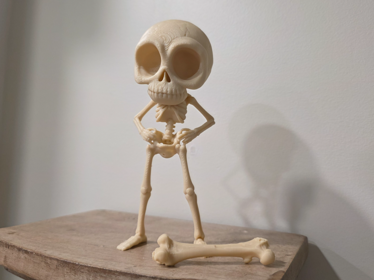 Skelett Figur entspannt Knochensammler