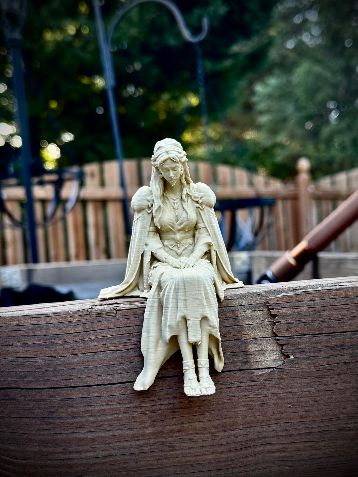 Figur Freya traurig Kantenhocker