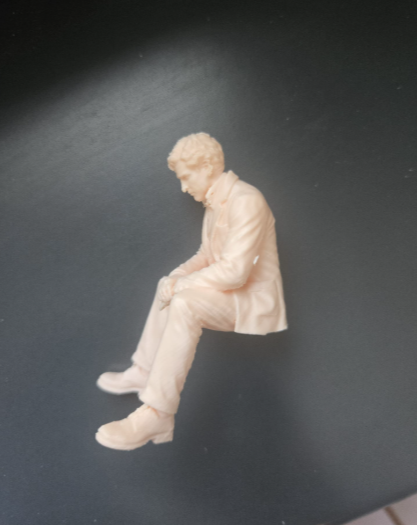 Viktorianische sitzende Gentleman-Miniatur Figur Deko Statue Puppenhaus