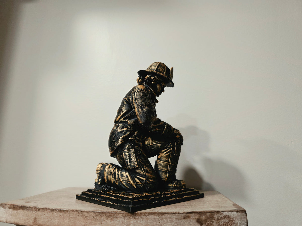 Feuerwehrmann Gedenkfigur kniend