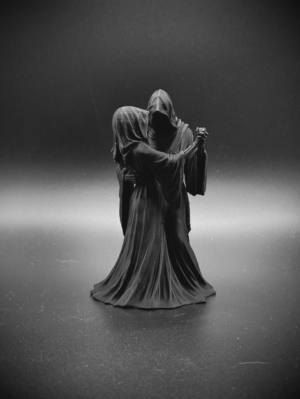 Skulptur Sensenmann und Sensenfrau tanzend
