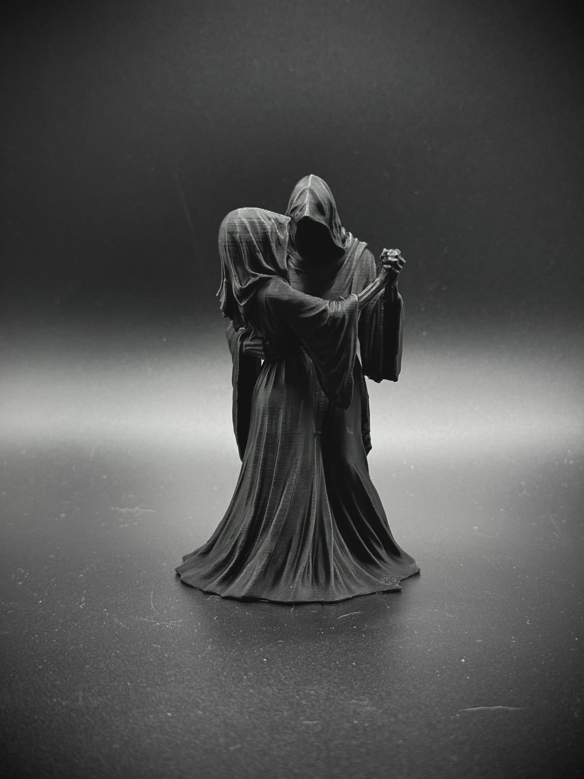 Skulptur Sensenmann und Sensenfrau tanzend
