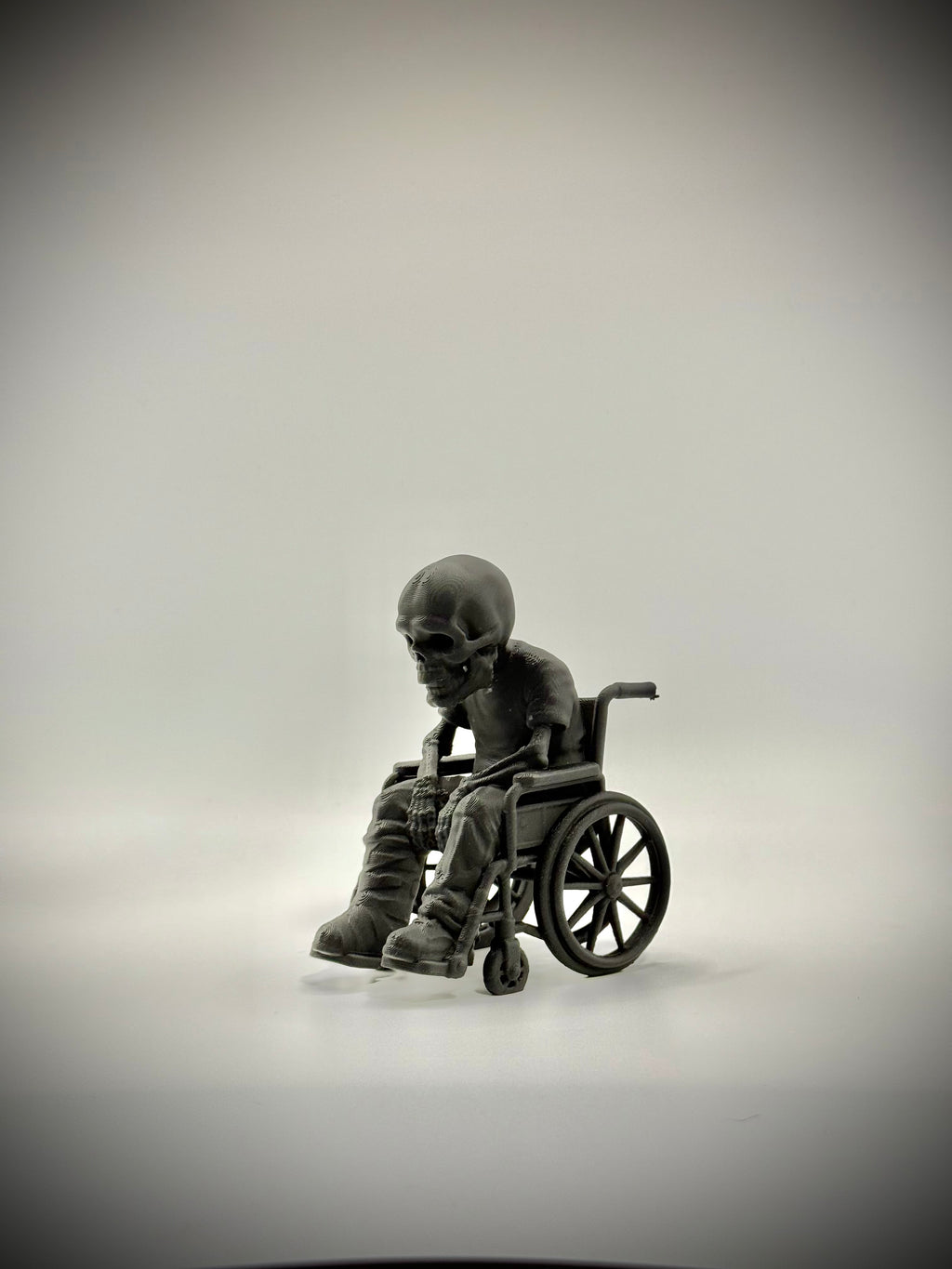 Totenkopf Kantenhocker Rollstuhlfahrer