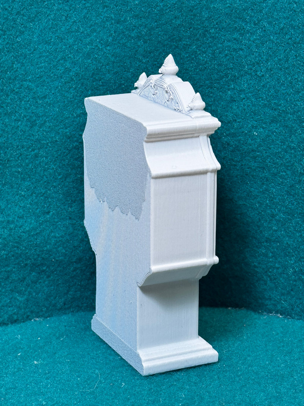 Wanduhr (angehalten oder leicht falsch gehend) Figur Deko Statue Miniatur