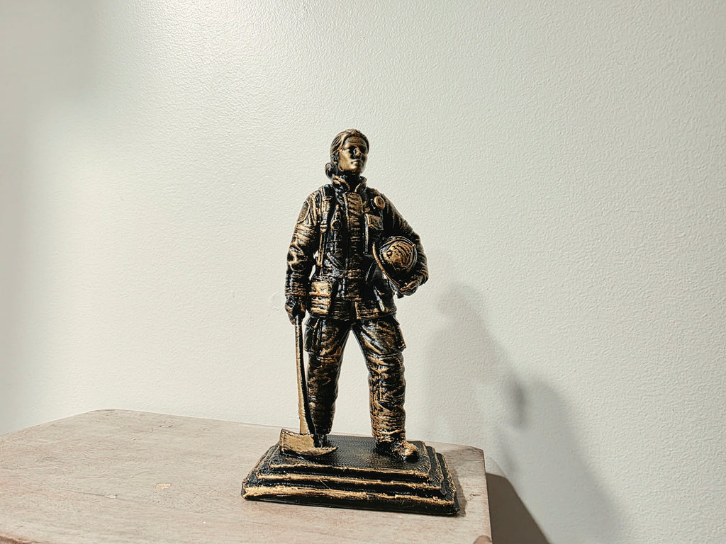 Feuerwehrmann Gedenkfigur stehend