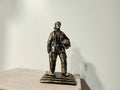 Feuerwehrmann Gedenkfigur stehend