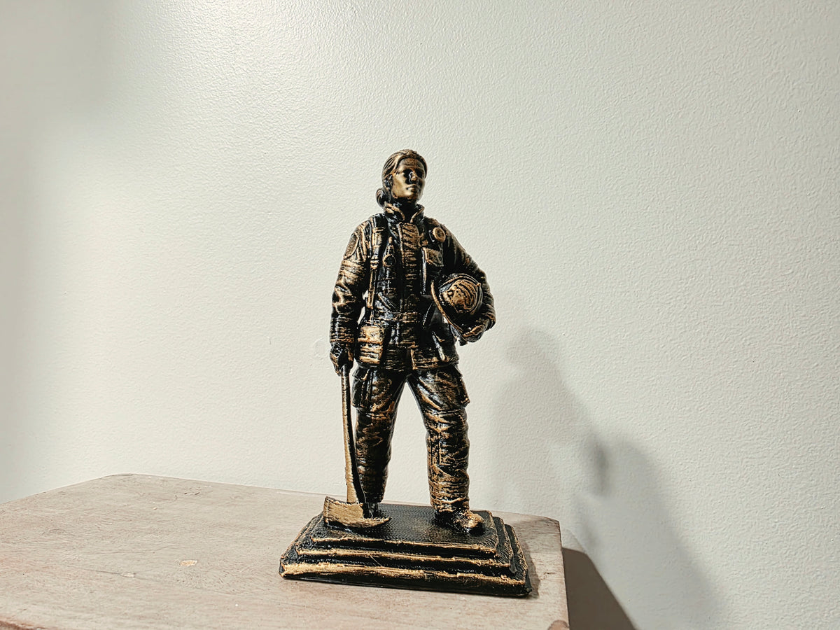 Feuerwehrmann Gedenkfigur stehend