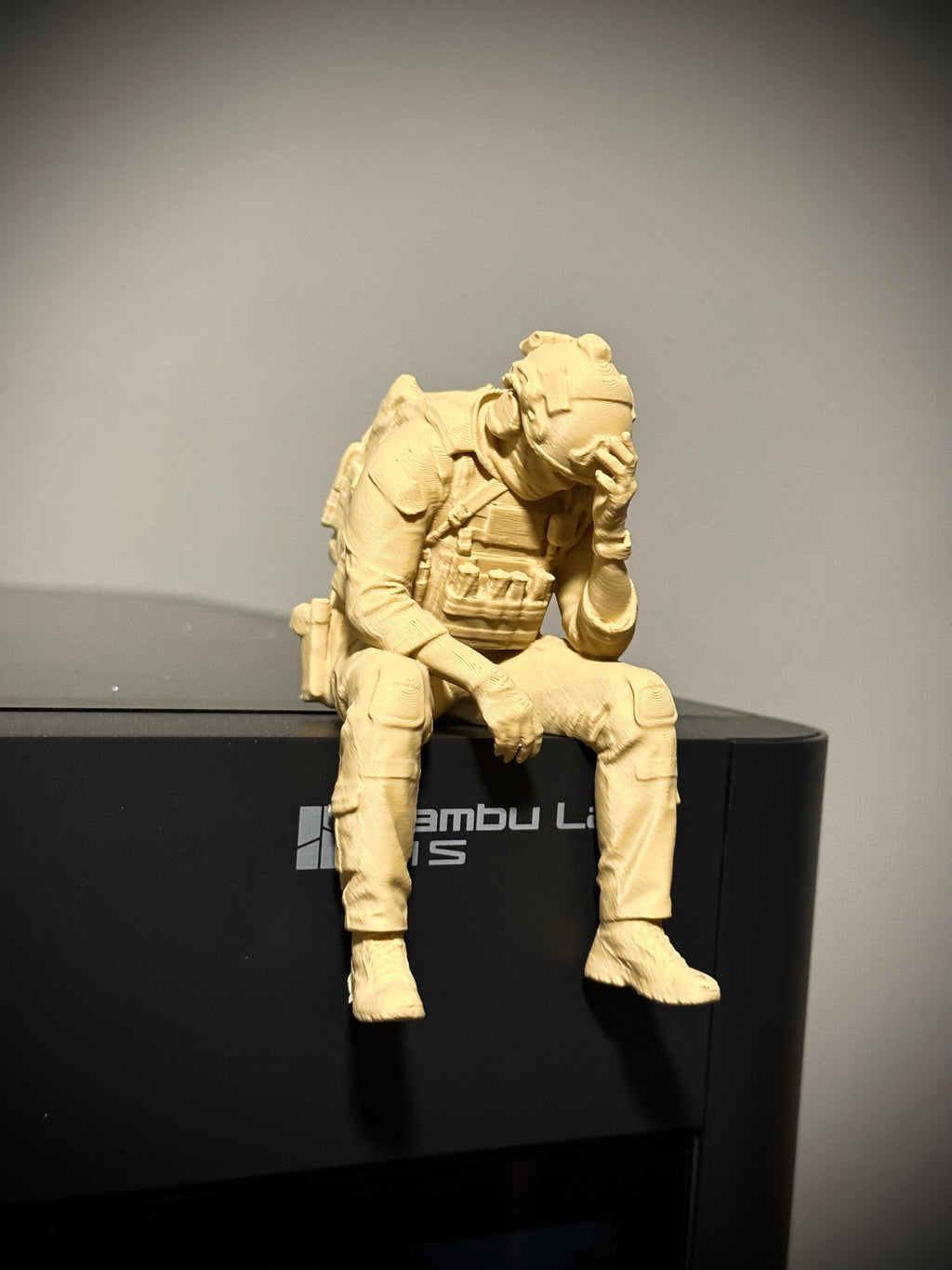 Figur Soldat traurig Kantenhocker