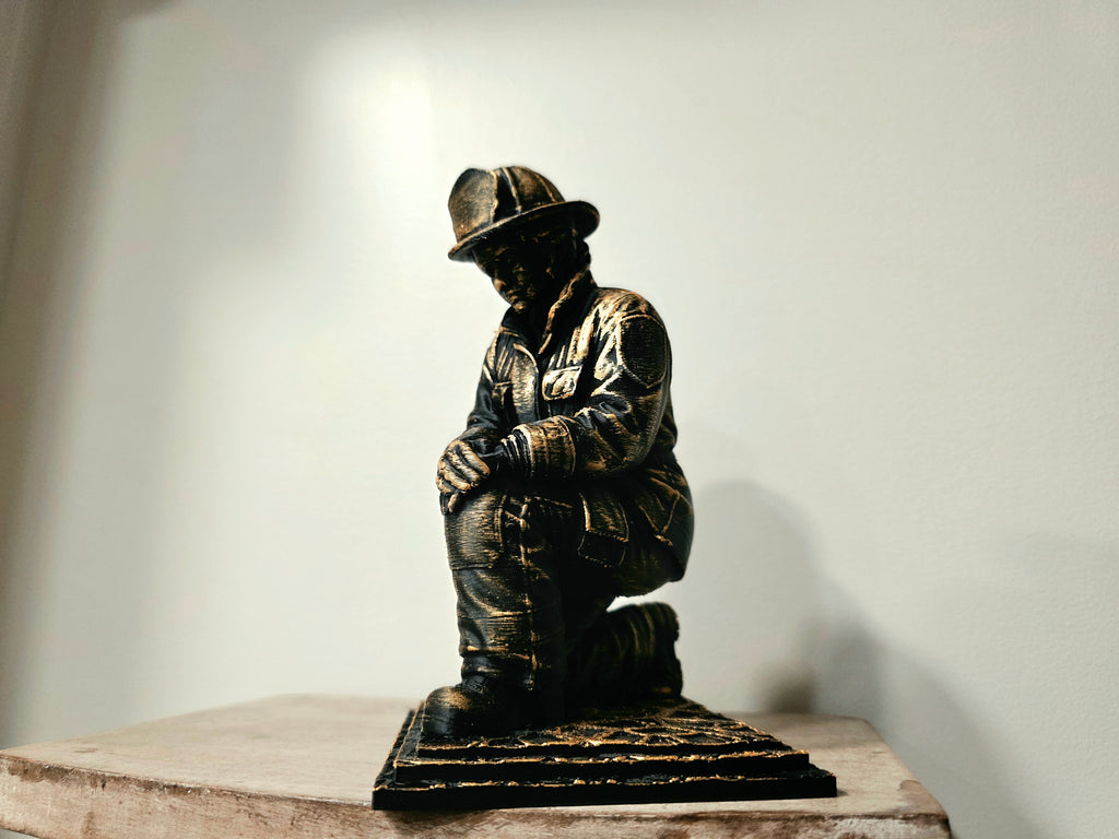 Feuerwehrmann Gedenkfigur kniend