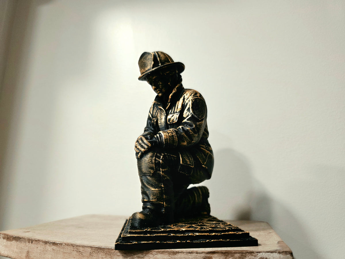 Feuerwehrmann Gedenkfigur kniend