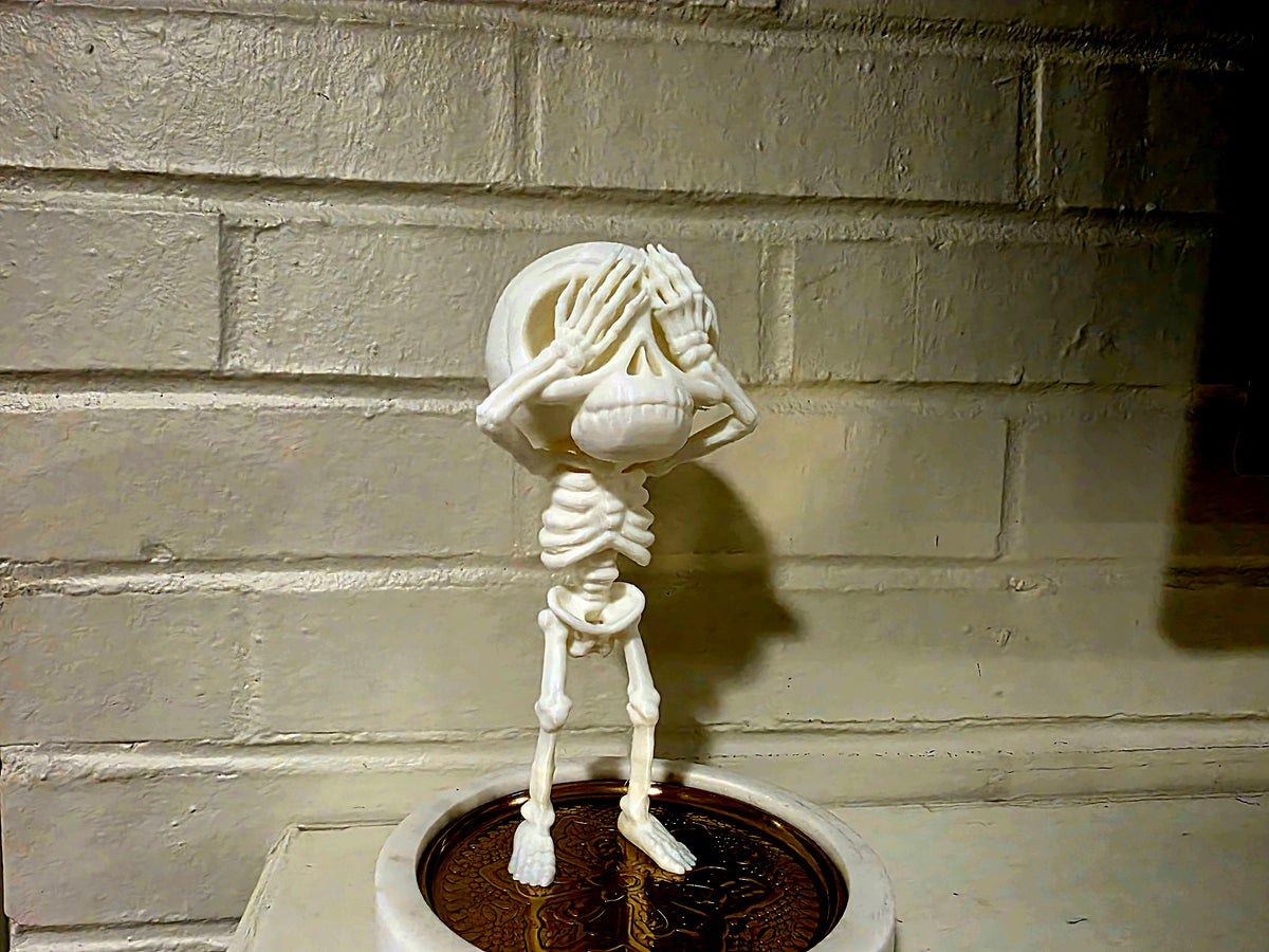 Skelett Figur entspannt nichts sehen