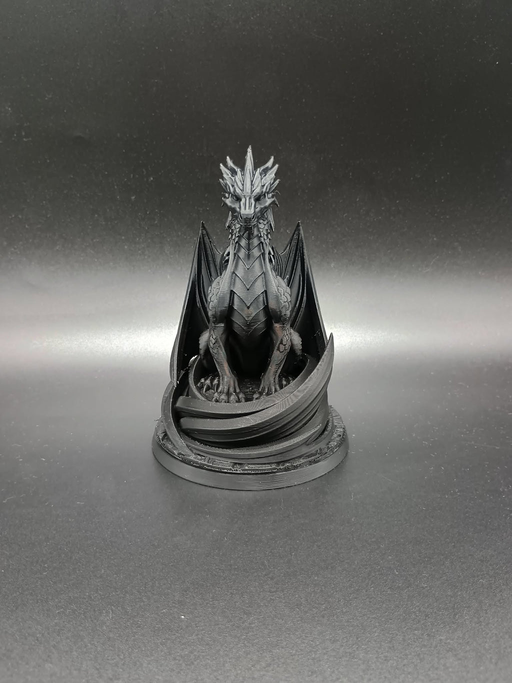Eleganter Fantasy-Drache Hochdetaillierte Kunststatue
