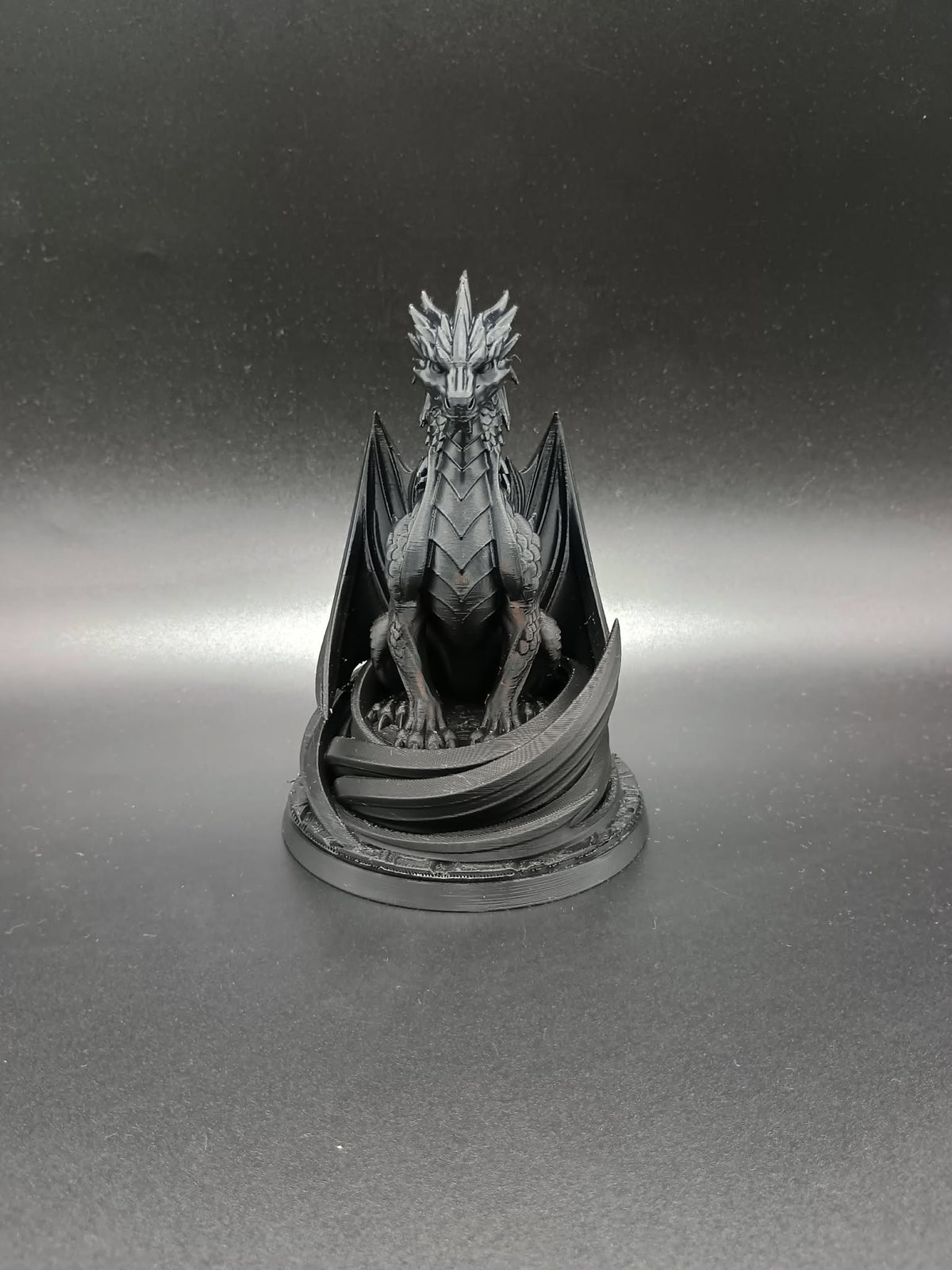 Eleganter Fantasy-Drache Hochdetaillierte Kunststatue