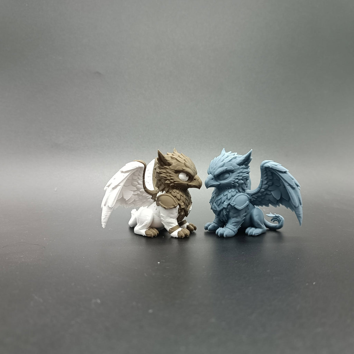 Chibi Baby Greif Ein und Mehrfarbig Figur Deko