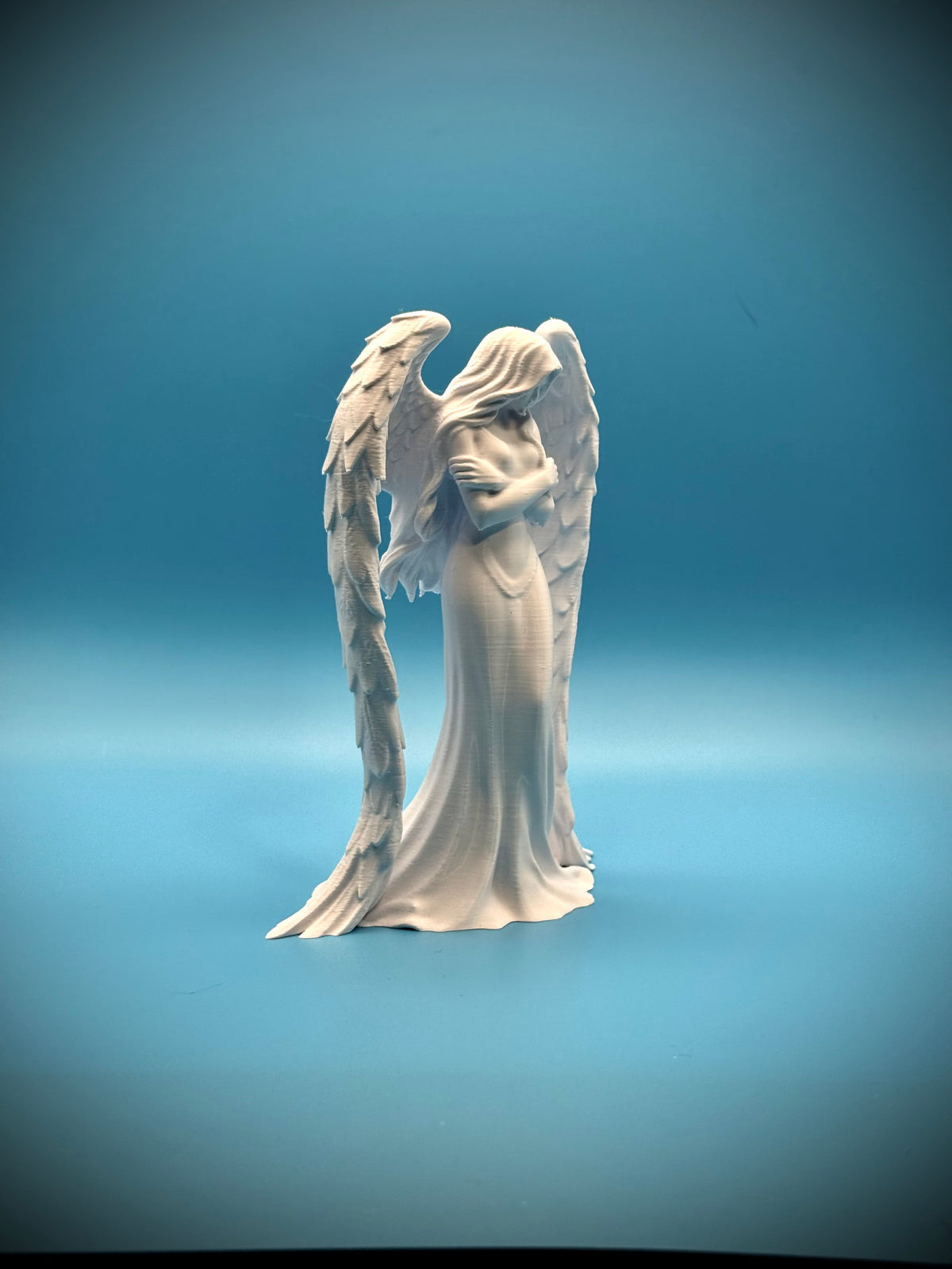 Engel Skulptur zurückhaltende Eleganz
