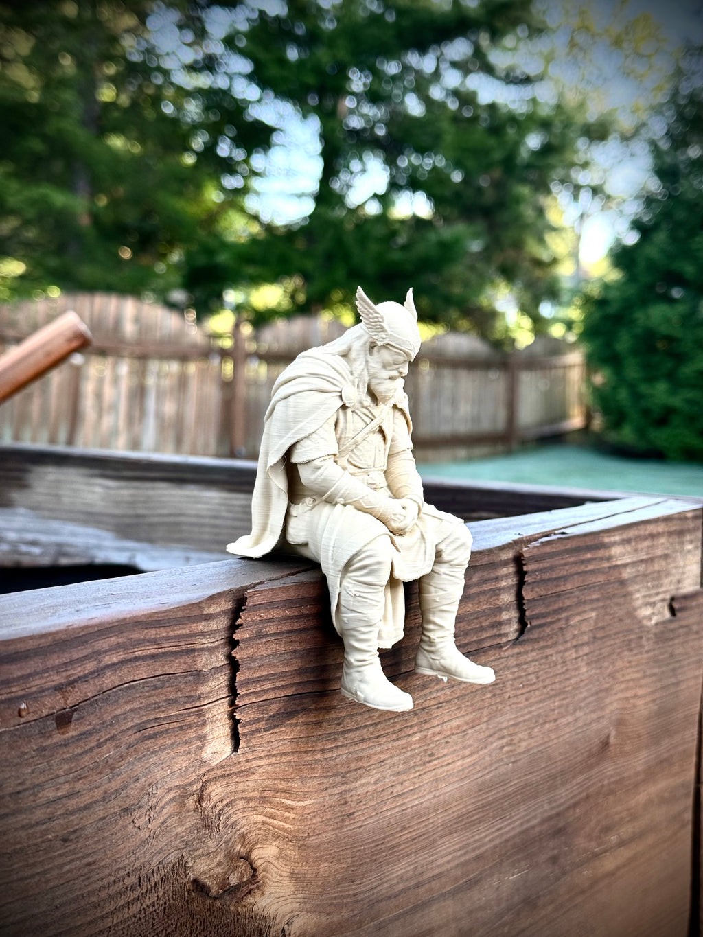 Figur Odin traurig Kantenhocker