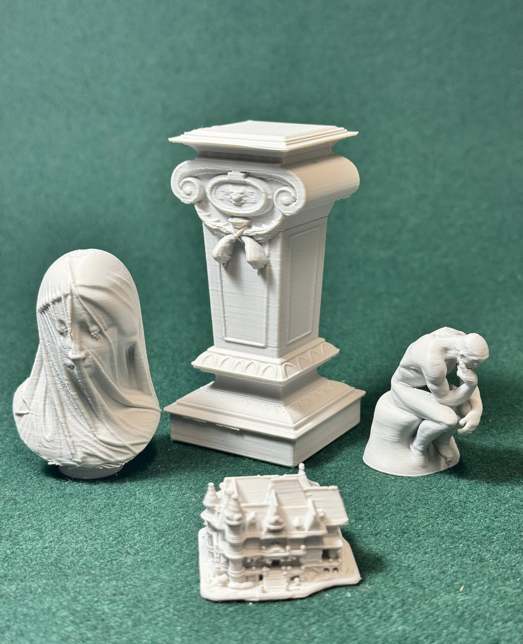 Viktorianischer Ausstellungs-Sockel 1:12 Puppenhaus Miniatur Puppenstube