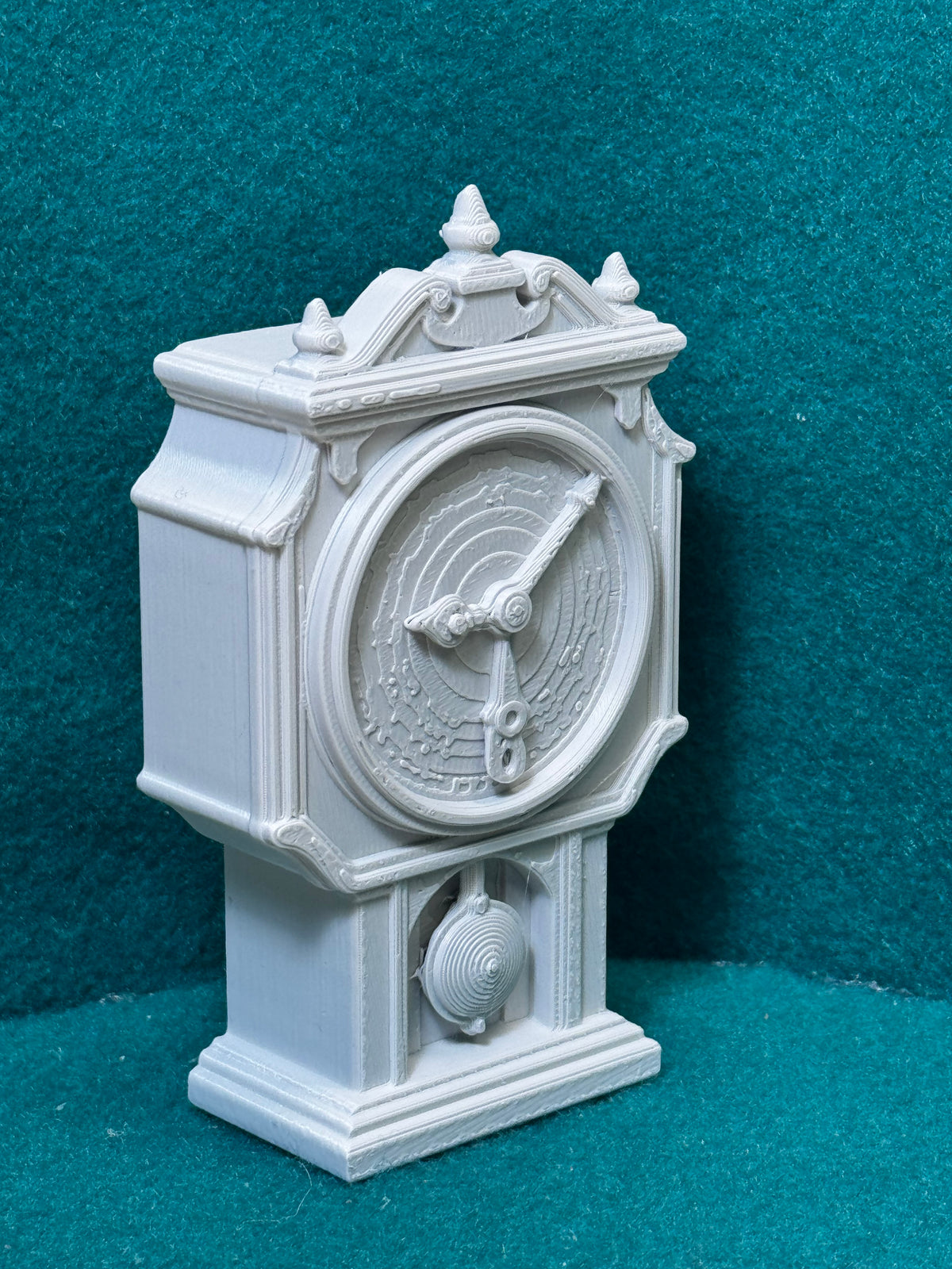Wanduhr (angehalten oder leicht falsch gehend) Figur Deko Statue Miniatur