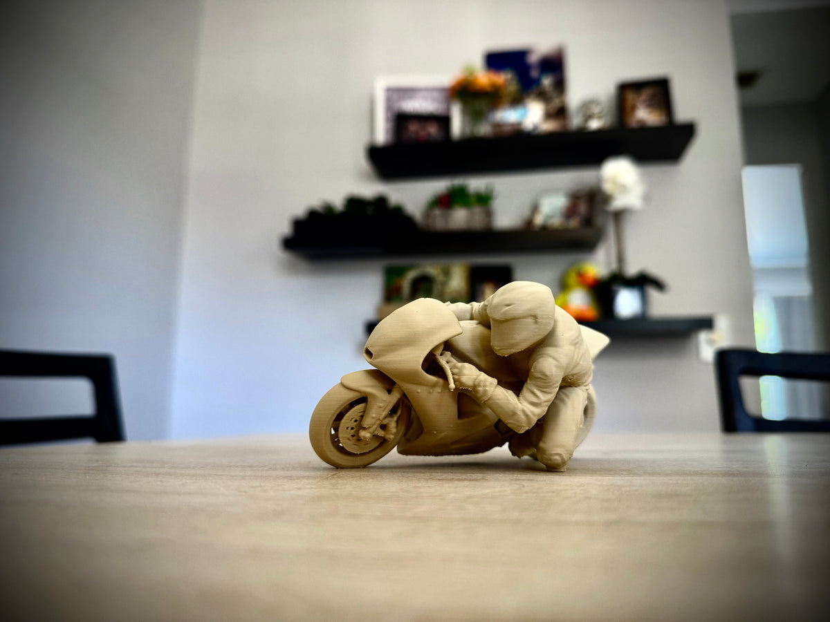 Figur Motorradrennfahrer in Schräglage Schreibtischdeko