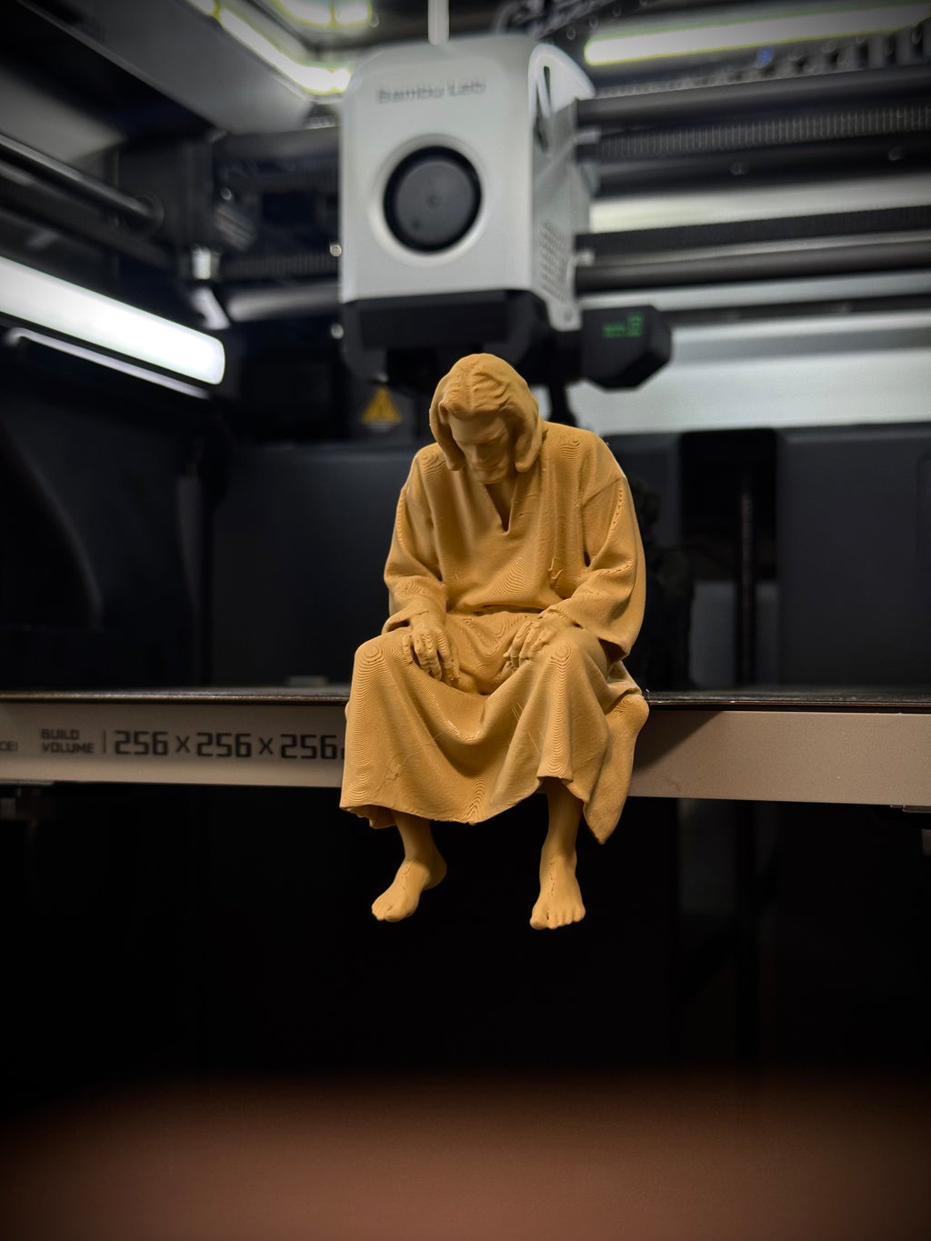 Figur Jesus traurig auf Kante sitzend