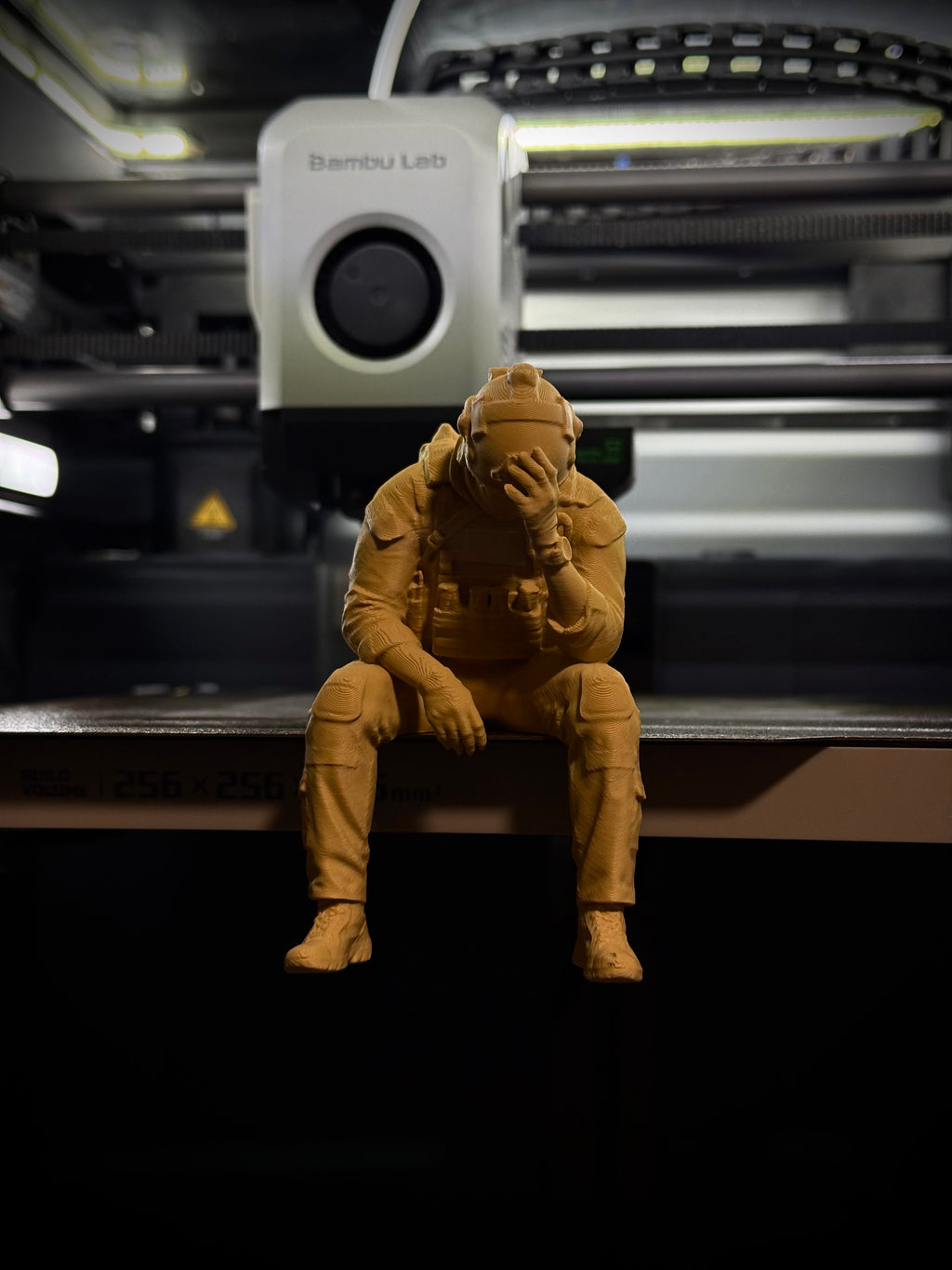 Figur Soldat traurig Kantenhocker