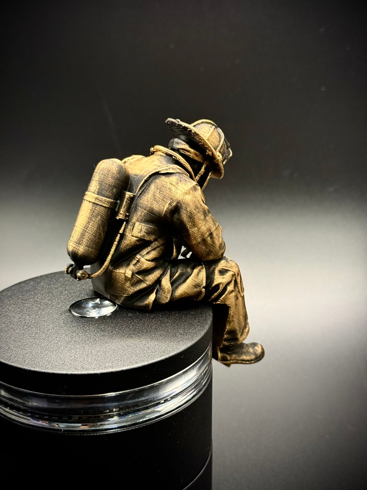 Figur Feuerwehrmann traurig Kantenhocker