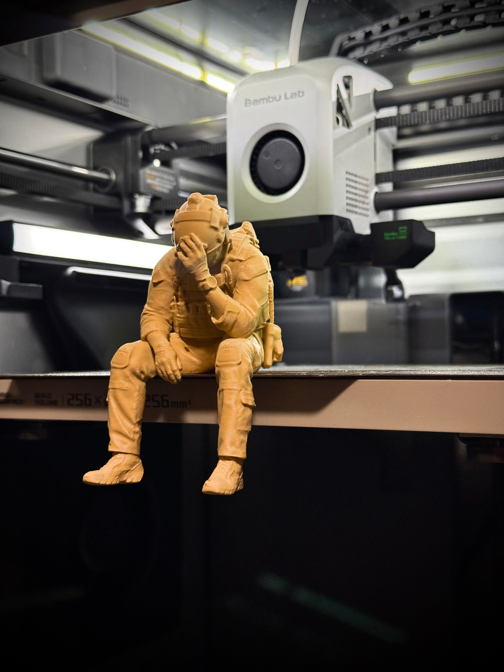 Figur Soldat traurig Kantenhocker