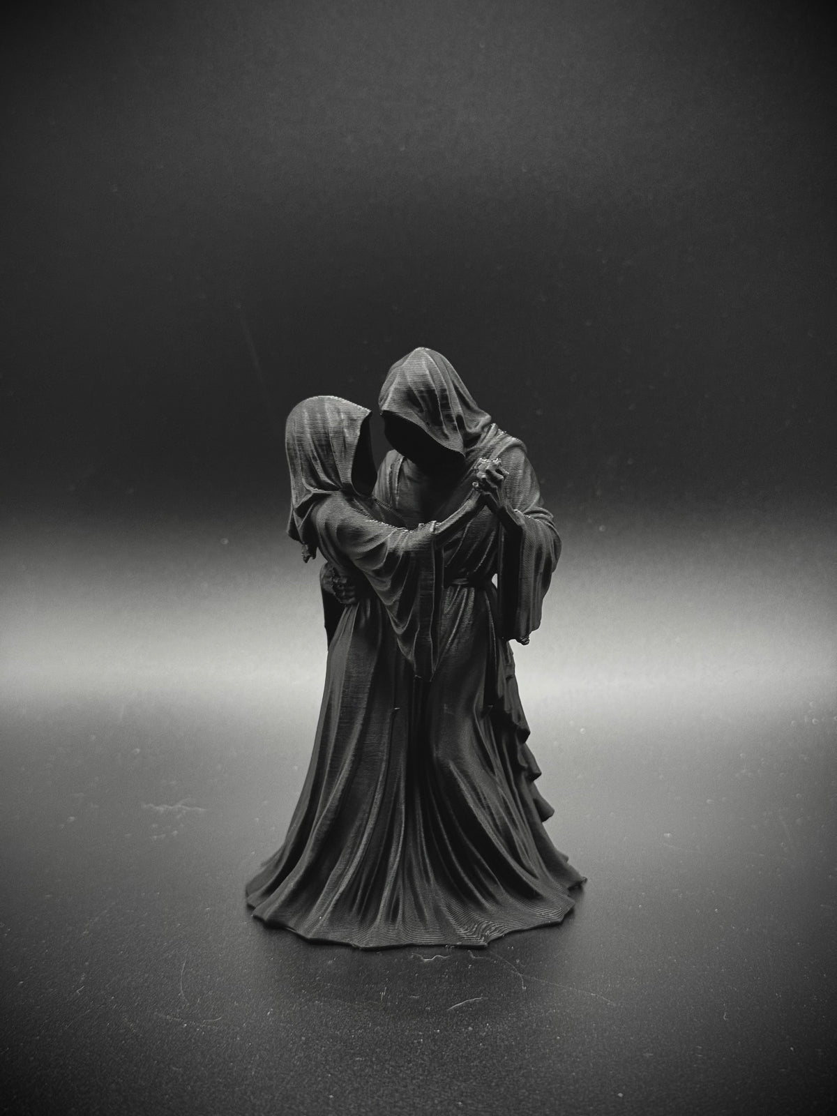 Skulptur Sensenmann und Sensenfrau tanzend