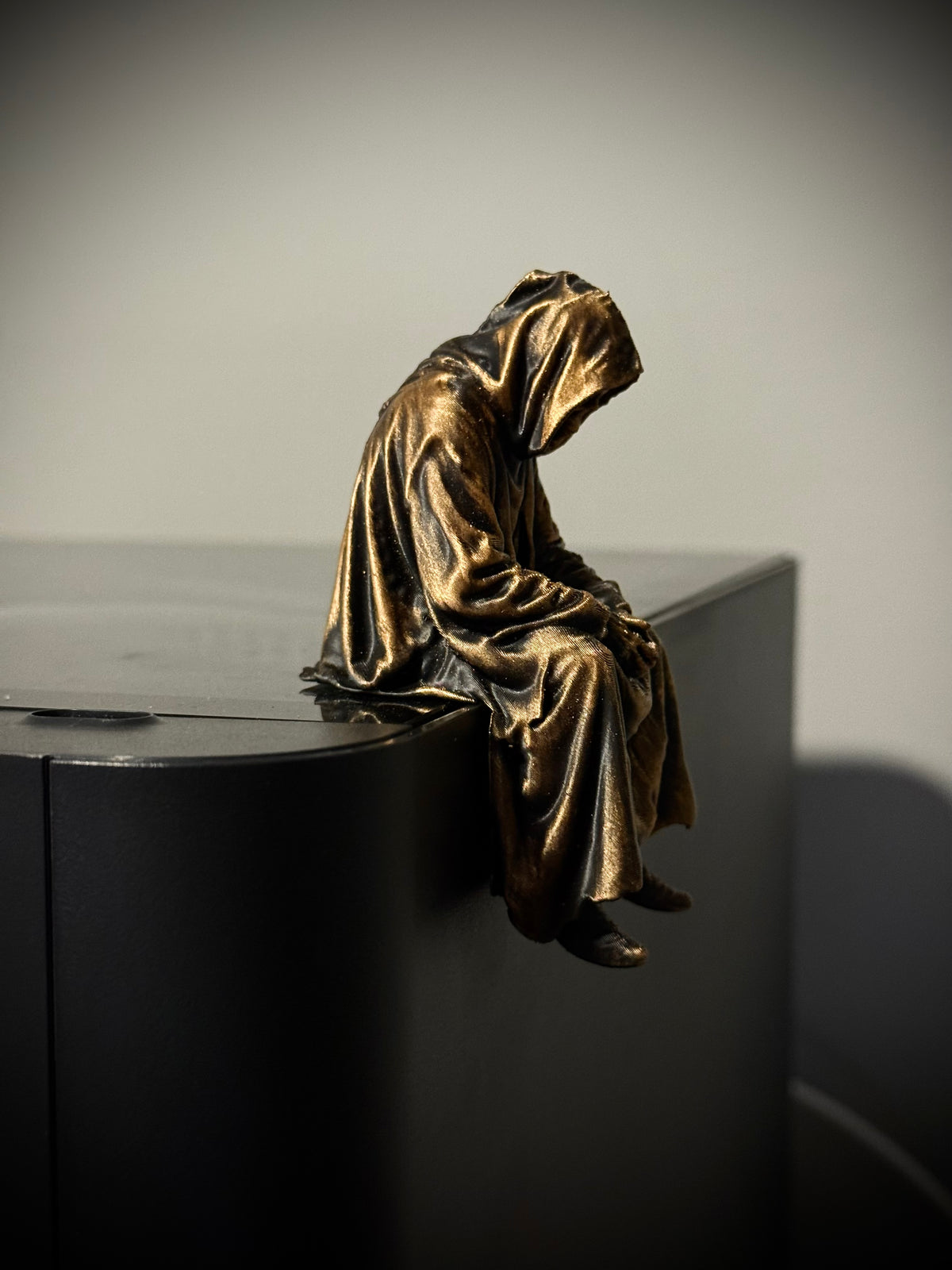 Figur Sensenmann traurig Kantenhocker