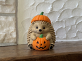 Halloween Figur Igel im Kürbis Deko