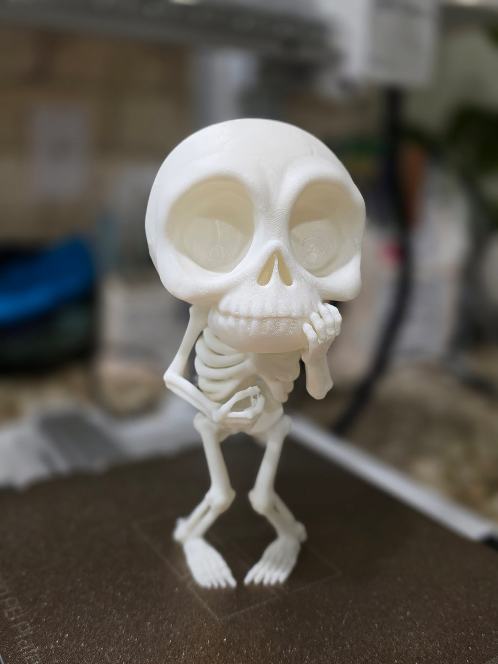 Skelett Figur entspannt schüchtern
