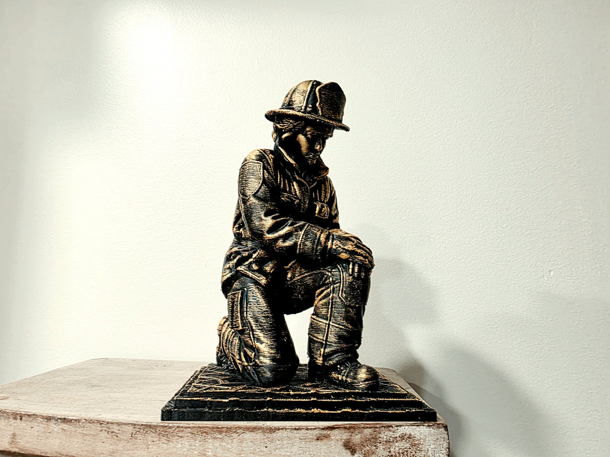 Feuerwehrmann Gedenkfigur kniend