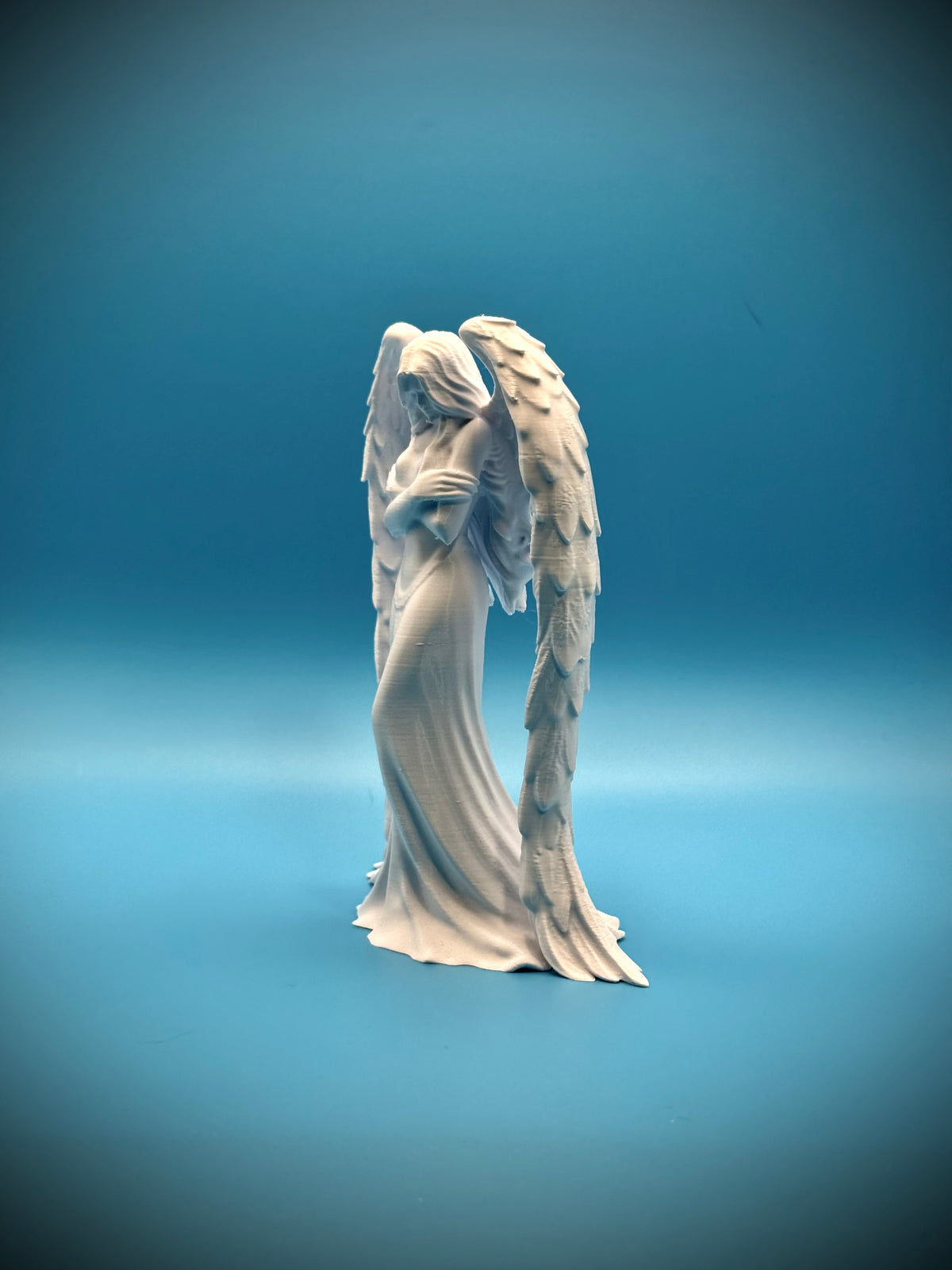 Engel Skulptur zurückhaltende Eleganz