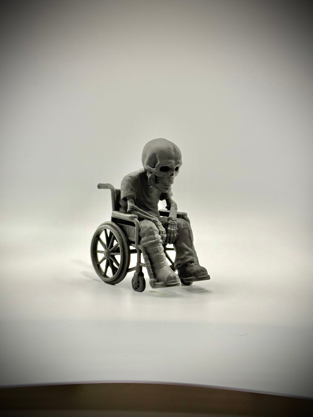 Totenkopf Kantenhocker Rollstuhlfahrer