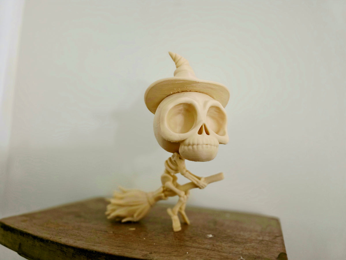 Skelett Figur entspannt Hexe auf Besen