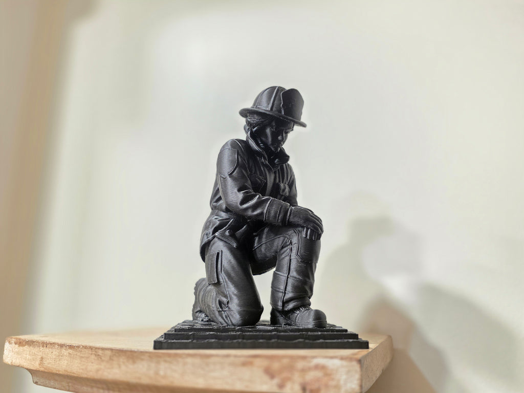 Feuerwehrmann Gedenkfigur kniend